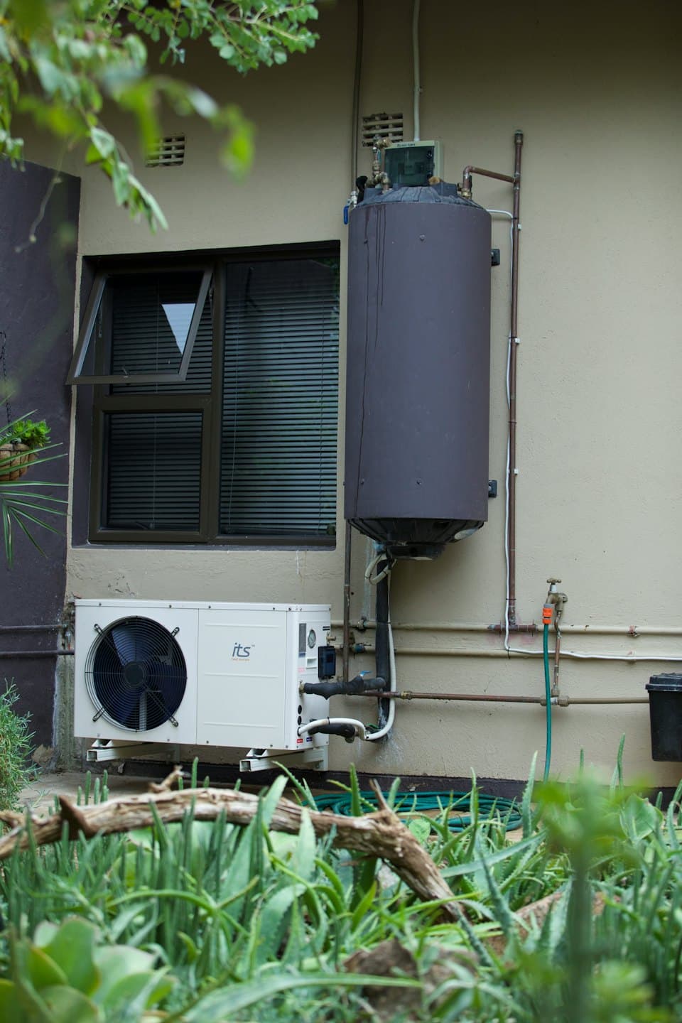 Moderna unità scaldabagno e boiler sul muro esterno di un edificio.